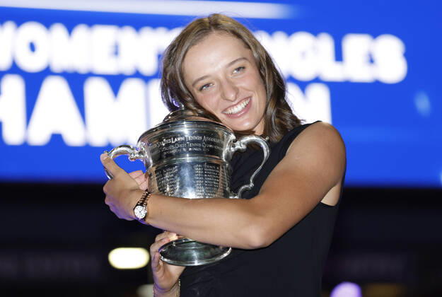 Bilder des Jahres 2022, Sport 09 September Sport Themen der Woche KW36 Sport Bilder des Tages Iga Swiatek of Poland holds the championship trophy outside near the fountains at an entrance to Arthur Ashe Stadium after defeating Ons Jabeur of Tunisia in the Women s Final at the 2022 US Open Tennis Championships at the USTA Billy Jean King National Tennis Center in New York City on Saturday, September 10, 2022. Swiatek defeated Jabeur 6-2, 7-6 (5).  NYP20220910801 JOHNxANGELILLO