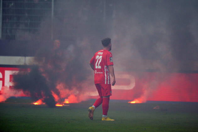 FC Erzgebirge Aue fans with bengalos and fire on the pitch, Paul Philipp Besong FC Erzgebirge Aue center FC Erzgebirge Aue vs FSV Zwickau, Football, 3 Liga, Matchday 8, Season 2022 2023, 11 09 2022 DFB DFL REGULATES PROHIBIT ANY USE OF PHOTOGRAPHS AS IMAGE SEQUENCES AND OR QUASI VIDEO FC Erzgebirge Aue vs FSV Zwickau, Football, 3 Liga, Matchday 8, Season 2022 2023, 11 09 2022 Aue Bad Schlema Copyright: xBertxHarzerx EP_EER