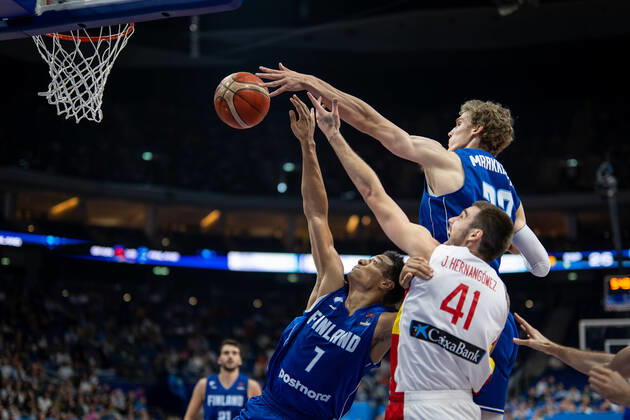 Basketball Berlin 13 09 2022 Eurobasket 2022 Quarterfinals Spain ESP Finland FIN Lauri Markkanen Finland, No 23 Shawn Huff Finland, No 07 Juancho Hernangomez Spain, No 41