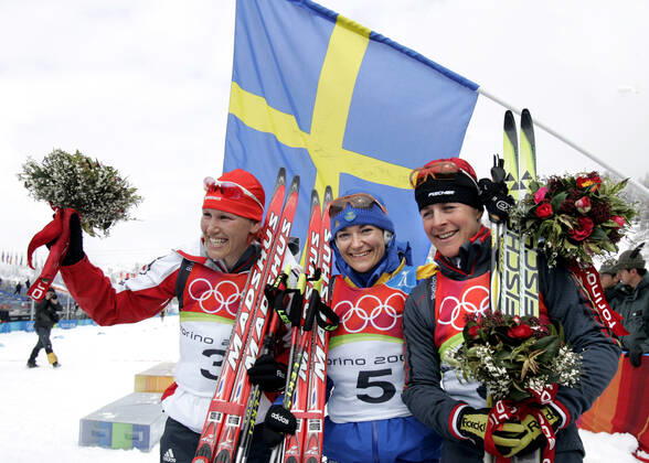 SAN SICARIO 20060225 Guldmedaljören Anna-Carin Olofsson (mitten) flankerad av 2:an Kati Wilhelm och 3:an Uschi Disl (bada fran Tyskland) efter damernas skidskytte masstart över 12,5 km vid OS i Turin den 25 februari 2006. TURIN ITALIEN OS x10250x  Copyright: xPontusxLundahlx xTTx 10050