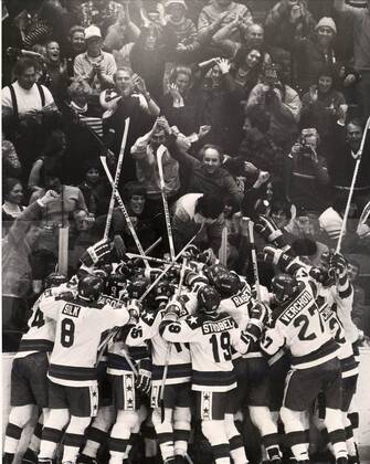 USA LAKE PLACID 1980-02-22. Team USA celebrates winning vs USSR during the Olympic Semi-final 1980. Photo SCANPIX SWEDEN Pressens Bild TT Kod: 190 LAKE PLACID USA Övriga sporter x190x  Copyright: xSCANPIXxSWEDEN PressensxBild TTx ISHOCKEYLAG