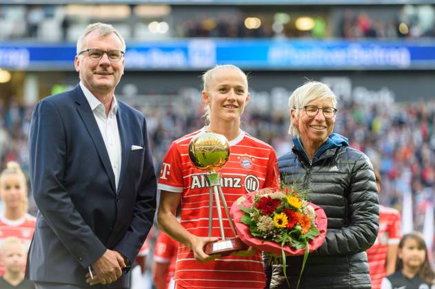 Bilder des Jahres 2022, Sport 09 September Sport Themen der Woche KW37 Lea Schueller (11 FC Bayern Munich) with the player of the year trophy before the Flyeralarm Frauen Bundesliga match between Eintracht Frankfurt and FC Bayern Munich at Deutsche Bank Park, Frankfurt. (Sven Beyrich SPP) Copyright: xSvenxBeyrich SPPx spp-en-SvBe-20220916-D4S_9734