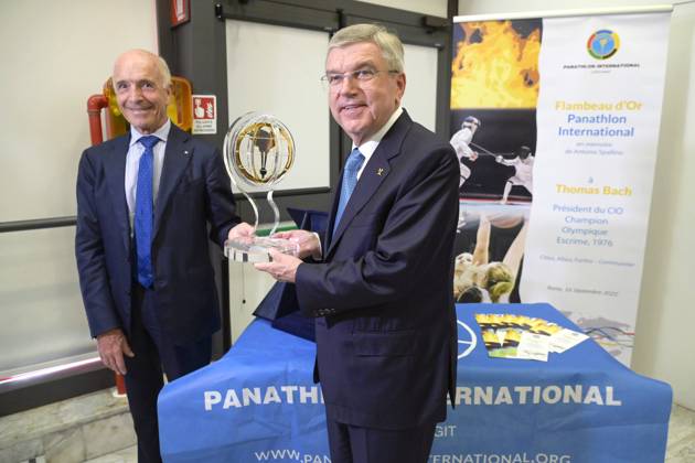 Thomas Bach erhält den Flambeau d Or Award 2022 des Sportverbands Panathlon International in Rom