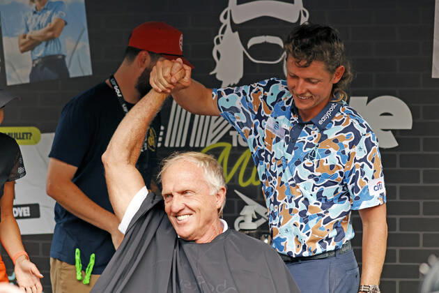 SUGAR GROVE, IL - SEPTEMBER 17: LIV golfer Cameron Smith shake hands as he gives Greg Norman the LIV CEO and golf commissioner a mullet hair cut for charity after the second round of the LIV Golf Invitational Series Chicago on September 17, 2022 at Rich Harvest Farms in Sugar Grove, Illinois. (Photo by Brian Spurlock Icon Sportswire) GOLF: SEP 17 LIV Golf Invitational Series Chicago Icon220917096