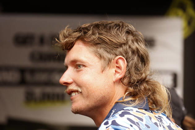 SUGAR GROVE, IL - SEPTEMBER 17: LIV golfer Cameron Smith watches as Greg Norman the LIV CEO and golf commissioner gets a mullet hair cut for charity after the second round of the LIV Golf Invitational Series Chicago on September 17, 2022 at Rich Harvest Farms in Sugar Grove, Illinois. (Photo by Brian Spurlock Icon Sportswire) GOLF: SEP 17 LIV Golf Invitational Series Chicago Icon220917097