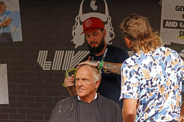 SUGAR GROVE, IL - SEPTEMBER 17: LIV golfer Cameron Smith talks with Greg Norman the LIV CEO and golf commissioner as Norman gets a mullet hair cut for charity after the second round of the LIV Golf Invitational Series Chicago on September 17, 2022 at Rich Harvest Farms in Sugar Grove, Illinois. (Photo by Brian Spurlock Icon Sportswire) GOLF: SEP 17 LIV Golf Invitational Series Chicago Icon220917098