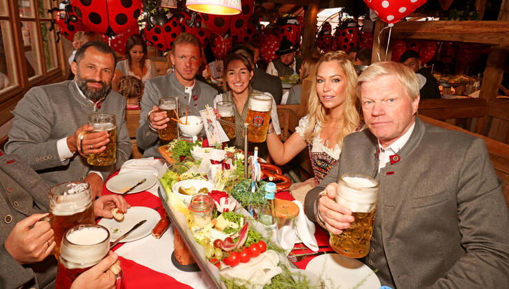 18 09 2022, Football 1 Bundesliga 2022 2023, FC Bayern Munich players visit the Oktoberfest at the beer sponsor at the Käferzelt pool photo , from left sports director Hasan Salihamidzic Bayern Munich , coach Julian Nagelsmann FC Bayern Munich with his partner Lena Wurzenberger, Svenja Kahn, wife member of the board Oliver Kahn right, Bayern Munich