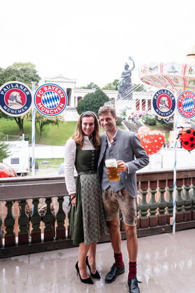 Thomas MUELLER MÜLLER,Bayern Muenchen with wife Lisa in bavarian costume and mass of beer football FC Bayern Muenchen, traditional Oktoberfest visit in the Kaefer Schaenke on 18 09 2022 in Munich Germany