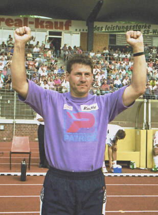 From 2 BL season 1992 93 Hannover 96 VfL Wolfsburg 3 1 on 27 07 2992 In photo Won Han96 coach Eberhard Vogel