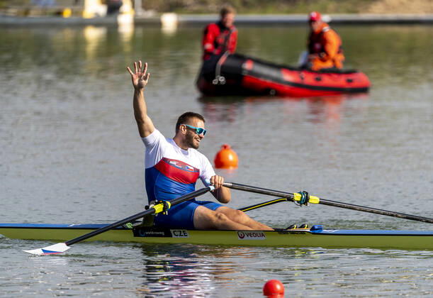 The star Czech skipper Ondrej Synek crossed the finish line of the last race of his career as the winner. The five-time world champion bid a symbolic farewell to top rowing at the end of the home World Championships in Racice, where he was joined on the course by long-time rivals and friends, led by New Zealander Mahe Drysdale. Synek officially retired from active racing almost exactly one year ago, his last race appearance was last May. Today in Racice, Synek, Drysdale, Olaf Tufte from Norway, Briton Alan Campbell, Swede Lasse Karonen and Iztok Cop from Slovenia raced not on the traditional two-kilometre course, but on the five-hundred. Day 8 of the 2022 World Rowing Championships at the Labe Arena Racice on September 25, 2022 in Racice, Czech Republic. (CTKxPhoto OndrejxHajek) CTKPhotoP2022092504986  HAJ 66