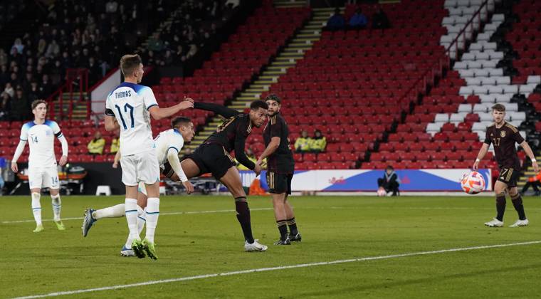 Sport Bilder des Tages Sheffield, England, 27th September 2022. Felix Nmecha of Germany heads the first goal during the International Friendly, Länderspiel, Nationalmannschaft match at Bramall Lane, Sheffield. Picture credit should read: Andrew Yates Sportimage EDITORIAL USE ONLY. No use with unauthorised audio, video, data, fixture lists, club league logos or live services. Online in-match use limited to 120 images, no video emulation. No use in betting, games or single club league player publications. SPI-1910-0033