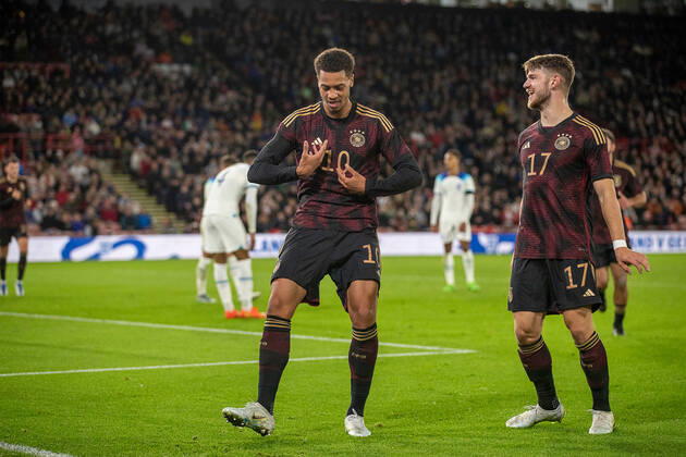 Germany celebrate going 1-0 up Felix Nmecha (10) goalscorer and Jan Thielman (17) during the International Friendly, Länderspiel, Nationalmannschaft match between England U-21 and Germany U-21 at Bramall Lane, Sheffield, England on 27 September 2022. Copyright: xSimonxHallx 33490013