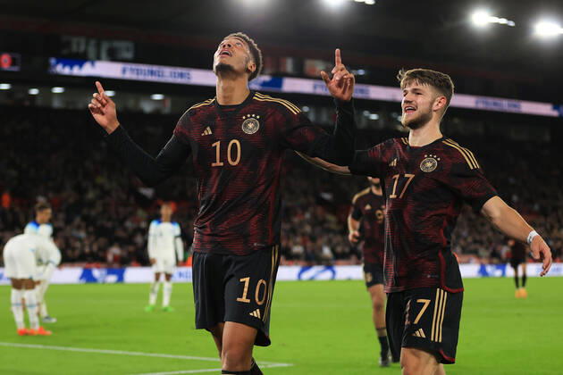 Fußball U21 Internationales Freundschaftsspiel England U21 gegen Deutschland U21 27. September 2022 U21 Internationales Freundschaftsspiel England U21 gegen Deutschland U21 Felix Nmecha aus Deutschland feiert nach seinem ersten Tor mit Jan Thielmann aus Deutschland Foto Simon Stacpoole Abseits Sheffield UK  Copyright: xSimonxStacpoolexOffside