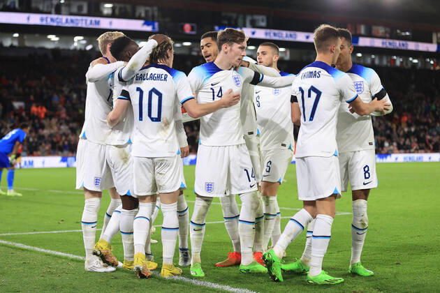 Fußball U21 Internationales Freundschaftsspiel England U21 gegen Deutschland U21 27. September 2022 U21 Internationales Freundschaftsspiel England U21 gegen Deutschland U21 Conor Gallagher (England) feiert nach seinem zweiten Tor mit James Garner (England) und seinen Teamkollegen Foto Simon Stacpoole Abseits Sheffield UK  Copyright: xSimonxStacpoolexOffside