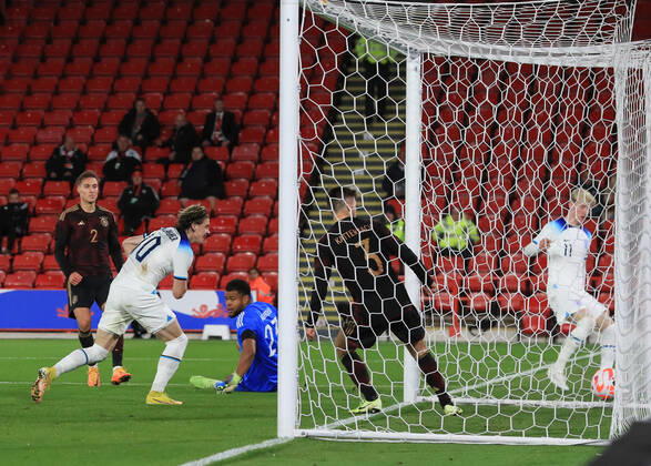 27th September 2022; Bramall Lane, Sheffield, South Yorkshire, England; International Friendly, LÃ¤nderspiel, Nationalmannschaft England U21, U 21 versus Germany U21 : England s Conor Gallagher scores his side s second goal in the 47th minute to make it 2-1  ActionPlus12430715 LeexParker