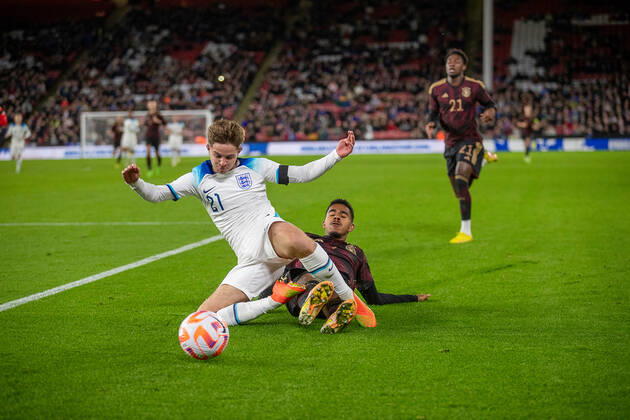 James McAtee of England is found by Germanys Angsar Knauff (7) during the International Friendly, Länderspiel, Nationalmannschaft match between England U-21 and Germany U-21 at Bramall Lane, Sheffield, England on 27 September 2022. Copyright: xSimonxHallx 33490028