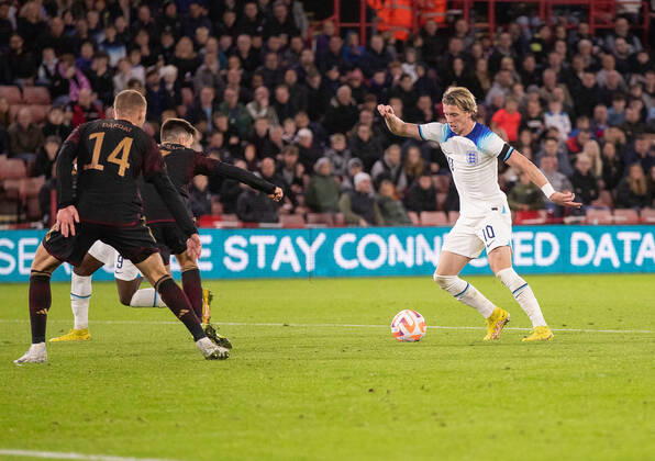 Conor Gallagher of England runs at the Germany defence during the International Friendly, Länderspiel, Nationalmannschaft match between England U-21 and Germany U-21 at Bramall Lane, Sheffield, England on 27 September 2022. Copyright: xSimonxHallx 33490029