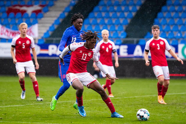 Denmark U19 v England U19, UEFA U19 Championship qualifier, Hobro, Denmark Hobro, Denmark. 27th, September 2022. Patrick Dorgu (13) of Denmark and Divin Mubama (12) of England seen during the UEFA U19 Championship qualifier between Denmark and England at DS Arena in Hobro. Hobro Denmark Copyright: xGonzalesxPhoto BalazsxPopalx