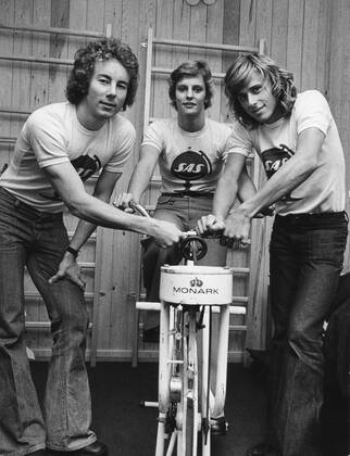 STOCKHOLM 19741107 Ingemar Stenmark, Ulrika Knape and Björn Borg photographed at an exercise bike in the Royal Tennis Hall in Stockholm 1974 Photo SCANPIX Code 20360 STOCKHOLM SWEDEN x20360x  Copyright: xTTx STENMARK-KNAPE-BORG
