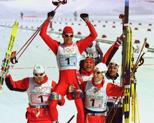 Nagano 980218 4 x 10 km The Norwegian gold team, Sture Sivertsen, Erling Jevne and Björn Dählie carry the last man Thomas Alsgaard in gold chair NAGANO JAPAN Skis x1014x  Copyright: xTobiasxRöstlundx OS NAGANO 1998 LÄNGD