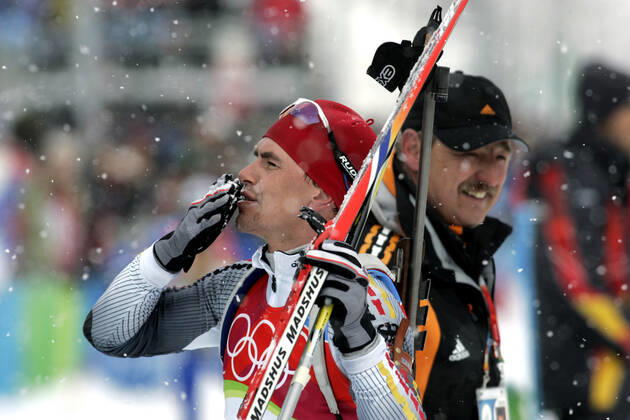 SAN SICARIO 20060225 Biathlon, mens 15km mass start Picture Winner Michael Greis, Germany, blows a kiss to the crowd after taking the Olympic gold in the mens 15km TURIN ITALY Olympics x10250x  Copyright: xPontusxLundahlx xTTx 10050