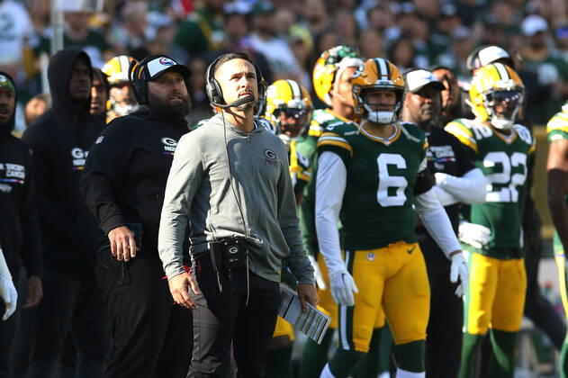 GREEN BAY, WI - OCTOBER 02: Green Bay Packers head coach Matt LaFleur watches a replay during a game between the Green Bay Packers and the New England Patriots at Lambeau Field on October 2, 2022 in Green Bay, WI. (Photo by Larry Radloff Icon Sportswire) NFL, American Football Herren, USA OCT 02 Patriots at Packers Icon2210020683