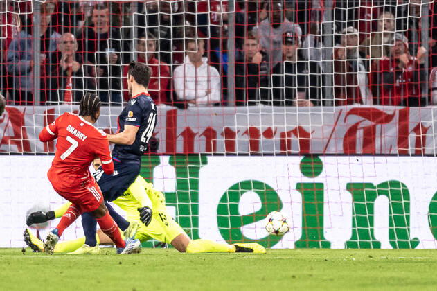 Serge Gnabry FC Bayern Muenchen, 7 on his goal to 2 0, which Milan Havel FC Viktoria Plzen, 24 and Marian Tvrdon goalkeeper Goalkeeper, FC Viktoria Plzen, 13 can not prevent GER, FC Bayern Muenchen vs FC Viktoria Plzen Football, Champions League, Group Group C, 3 Matchday, Season 2022 2023, 04 10 2022 DFL DFB REGULATES PROHIBIT ANY USE OF PHOTOGRAPHS as IMAGE SEQUENCES and or QUASI VIDEO GER, FC Bayern Muenchen vs FC Viktoria Plzen Football, Champions League, Group Group C, 3 Matchday, Season 2022 2023, 04 10 2022 Muenchen Copyright: xEibner-Pressefoto HeikexFeinerx EP_EER