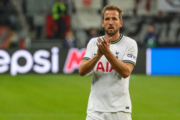 xMHx Champions League Eintracht Frankfurt Tottenham Hotspur on 04 10 2022 at Deutsche Bank Park in Frankfurt Harry Kane Tottenham 10 claps and thanks the traveling fans MH