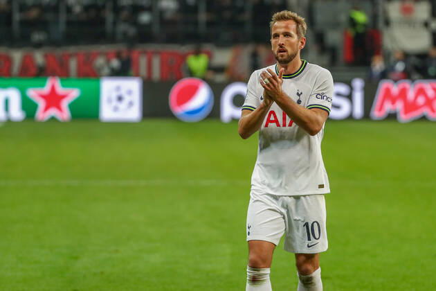 xMHx Champions League Eintracht Frankfurt Tottenham Hotspur on 04 10 2022 at Deutsche Bank Park in Frankfurt Harry Kane Tottenham 10 claps and thanks the traveling fans MH