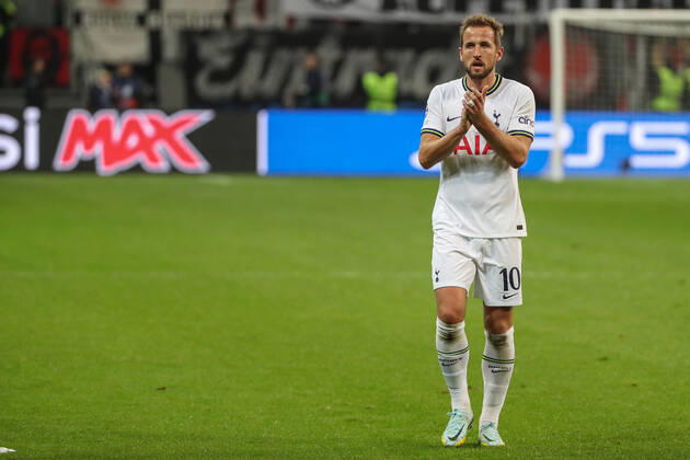 xMHx Champions League Eintracht Frankfurt Tottenham Hotspur on 04 10 2022 at Deutsche Bank Park in Frankfurt Harry Kane Tottenham 10 claps and thanks the traveling fans MH