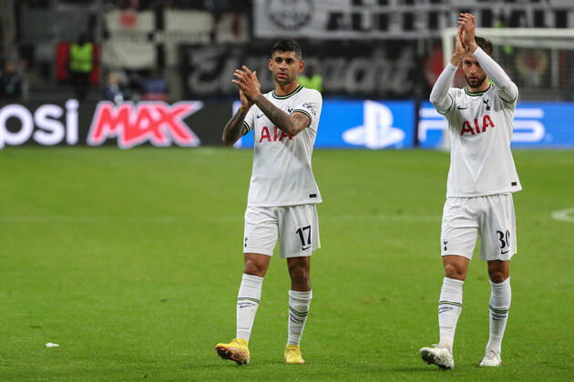 xMHx Champions League Eintracht Frankfurt Tottenham Hotspur on 04 10 2022 at Deutsche Bank Park in Frankfurt Cristian Romero Tottenham 17 and Rodrigo Bentancur Tottenham 30 thank the traveling fans MH