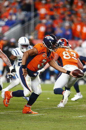 DENVER, CO - OCTOBER 06:Denver Broncos Quarterback Russell Wilson (3) goes to make the hand off during and NFL, American Football Herren, USA game between the Indianapolis Colts and the Denver Broncos on October 06, 2022 at Empower Field at Mile High in Denver CO. (Photo by Jeffrey Brown Icon Sportswire) NFL: OCT 06 Colts at Broncos Icon100622014