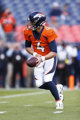 DENVER, CO - OCTOBER 06: Denver Broncos Quarterback Brett Rypien (4) goes to hand the ball off during an NFL, American Football Herren, USA game between the Indianapolis Colts and the Denver Broncos on October 06, 2022 at Empower Field at Mile High in Denver CO. (Photo by Jeffrey Brown Icon Sportswire) NFL: OCT 06 Colts at Broncos Icon100622052