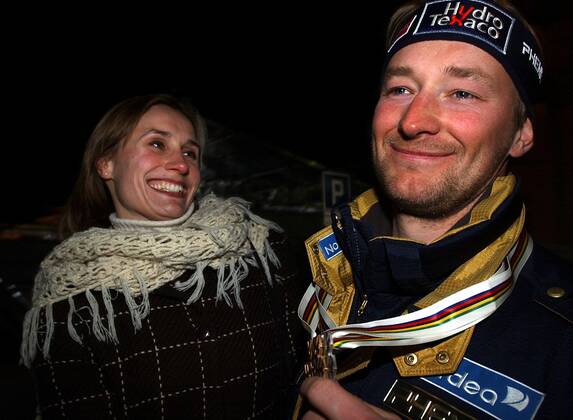 ST MORITZ 20030208 It was Norwegian WC silver through Kjetil Andre Aamodt when the mens downhill race was decided in St Moritz on Saturday 8 February 2003 Here Aamodt is congratulated by his girlfriend Stina Östvold after the official medal ceremony in St Moritz on Saturday evening ST MORITZ Switzerland x20520x  Copyright: xTorxRichardsen TTx 20520