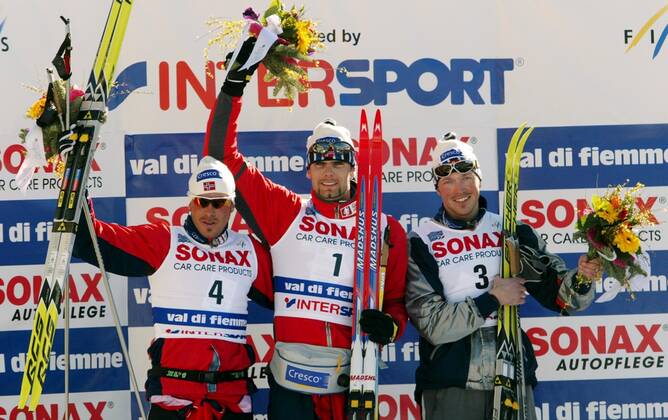 VAL DI FIEMME 030219 Norway took an overall victory in the 30 km mass start Wednesday February 19, 2003 during the Skiing WC in Val Di Fiemme, Italy Thomas Alsgaard, in the middle of the podium, with second Anders Aukland on the left and third Frode Estil on the right VAL DI FIEMME ITALY SKIING x10661x  Copyright: xHENRIKxMONTGOMERYx PRB_SKID_VM_30_KM