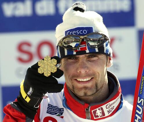 VAL DI FIEMME 20030219 Thomas Alsgaard with his gold medal after winning the mens 30 kilometer mass start at the Ski World Championships in Val di Fiemme on February 19th 2003 Val di Fiemme Italy x20520x  Copyright: xErikxJohansenx xTTx 20520