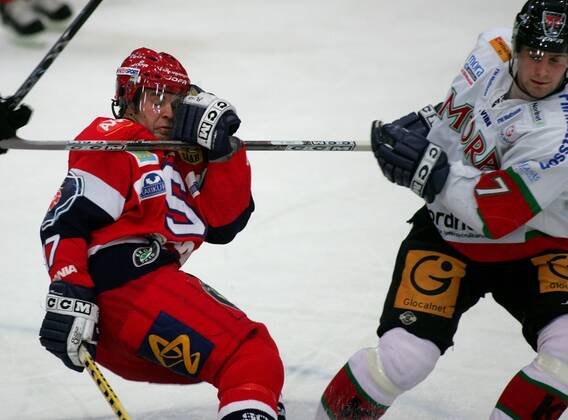 STOCKHOLM 2005 02 24 Ice hockey elite series SSK Mora Södertäljes Kyle Calder takes a stick in the face when combing with Moras Pavel Skrbek STOCKHOLM SWEDEN x1013x  Copyright: xJACKxMIKRUTx SSK-MORA