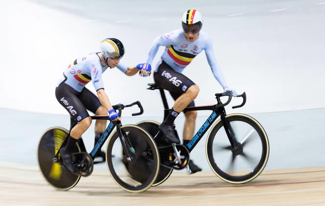 Belgian Fabio Van Den Bossche and Belgian Lindsay De Vylder pictured in action during men s Madison race on day five of the UCI Track World Championships, at the Saint-Quentin-en-Yvelines velodrome in Montigny-le-Bretonneux, France, Sunday 16 October 2022. The World Championships take place from 12 to 16 October 2022. BENOITxDOPPAGNE x47147817x