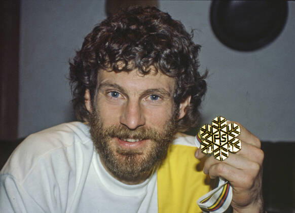 OBERSTDORF 1987 02 15 Swedish cross-country skier Thomas Wassberg shows his gold medal for the victory in the 30 km classic style at the World Championships in cross-country skiing in Oberstdorf, West Germany, 15 February 1987. Wassberg won medals in all distances, gold in the 30 km classic and in the mens relay, and silver in 15 km classic and 50 km freestyle Oberstdorf Germany x1001x  Copyright: xJanxCollsiöö TTx SKID-VM 1987 WASSBERG