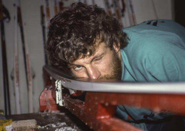 OBERSTDORF 1987 02 15 Swedish cross-country skiers Thomas Wassberg checks the ridge structure on the skis in the ridge shed at the World Championships in cross-country skiing in Oberstdorf, West Germany, 15 February 1987. Wassberg won medals in all distances, gold in the 30 km classic and in the mens relay, and silver in the 15 km classic and 50 km freestyle Oberstdorf Germany x1001x  Copyright: xJanxCollsiöö TTx SKID-VM 1987 WASSBERG