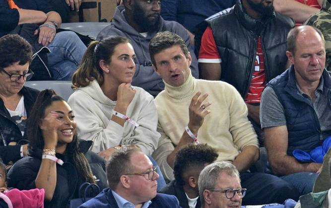16 10 2022, Football 1 Bundesliga 2022 2023, 10 Matchday, FC Bayern Munich SC Freiburg, at Allianz Arena Munich Thomas Müller FC Bayern Munich in the stands with his wife Lisa DFL and DFB regulations prohibit any use of photographs as image sequences and or quasi video