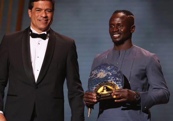Fußball, Ballon d Or Gala in Paris - Sadio Mane erhält Socrates Award für soziales Engagement