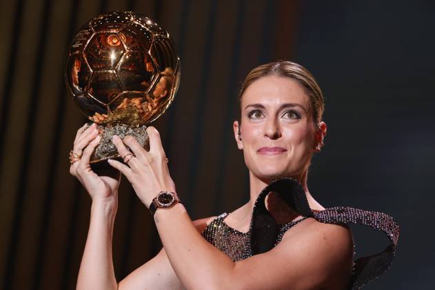 Bilder des Jahres, Sport 10 Oktober Sport Themen der Woche KW42 Sport Bilder des Tages (221018) -- PARIS, Oct. 18, 2022 -- FC Barcelona, Barca s Spanish midfielder Alexia Putellas receives her second Woman Ballon d Or award during the 2022 Ballon d Or France Football award ceremony at the Theatre du Chatelet in Paris, France, Oct. 17, 2022. ) (SP)FRANCE-PARIS-FOOTBALL-BALLON D OR CEREMONY GaoxJing 