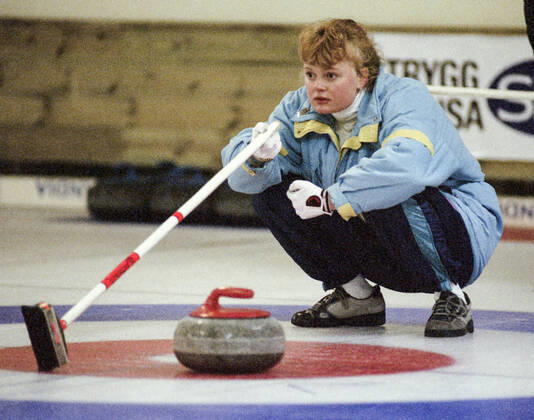 STOCKHOLM 1991 11 03 Team Härnösand CKs skipper Anette Norberg sets the direction in a curling match against team Umea in the European Masters 3rd November 1991 in Stockhagens ice rink in Stocksund outside Stockholm Umea defeated Härnösand with 8 7 Stockholm Sweden x1001x  Copyright: xJanxCollsiöö TTx ANETTE NORBERG CURLING 1991