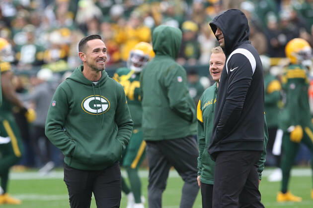GREEN BAY, WI - OCTOBER 16: Green Bay Packers head coach Matt LaFleur and New York Jets head coach Robert Saleh talk during a game between the Green Bay Packers and the New York Jets at Lambeau Field on October 16, 2022 in Green Bay, WI. (Photo by Larry Radloff Icon Sportswire) NFL, American Football Herren, USA OCT 16 Jets at Packers Icon2210160048