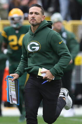 GREEN BAY, WI - OCTOBER 16: Green Bay Packers head coach Matt LaFleur runs off the field during a game between the Green Bay Packers and the New York Jets at Lambeau Field on October 16, 2022 in Green Bay, WI. (Photo by Larry Radloff Icon Sportswire) NFL, American Football Herren, USA OCT 16 Jets at Packers Icon2210161912