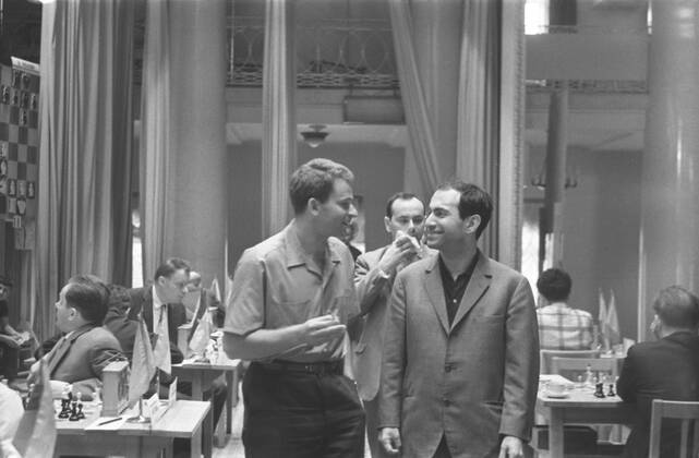 Moscow International Chess Tournament 6181858 01.01.1967 Moscow International Chess Tournament, held to mark the 50th anniversary of the Great October Socialist Revolution, at the Frunze Central House of the Soviet Army. Soviet grand chess masters Boris Spassky, left, and Mikhail Tal. Boris Kaufman Moscow Russia  Copyright: xBorisxKaufmanx