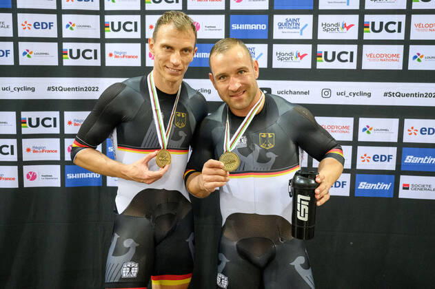 UCI Para Cycling Track World Championship 2022 21 10 2022 Day 2 SAINT QUENTIN EN YVELINES, FRANCE OCTOBER 21 Thomas Ulbricht of Germany local club PSC Berlin, class MB and his guide Robert Foerstemann local club PSV Rostock, guide posing with the bronze medal during the award ceremonies of the mens tandem 1000m sprint on day 2 of the UCI Para Cycling Track World Championship 2022 at the Velodrome National of Saint Quentin en Yvelines on 21 10 2022 in Ile de France Copyright: xBEAUTIFULxSPORTS OliverxKremerx