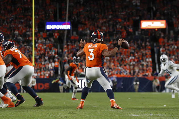 DENVER, CO - OCTOBER 06: Denver Broncos quarterback Russell Wilson (3) passes the ball during an NFL, American Football Herren, USA game between the Indianapolis Colts and the Denver Broncos at Empower Field at Mile High on October 06, 2022 in Denver, Colorado. (Photo by Brandon Sloter Icon Sportswire) NFL: OCT 06 Colts at Broncos Icon221006156