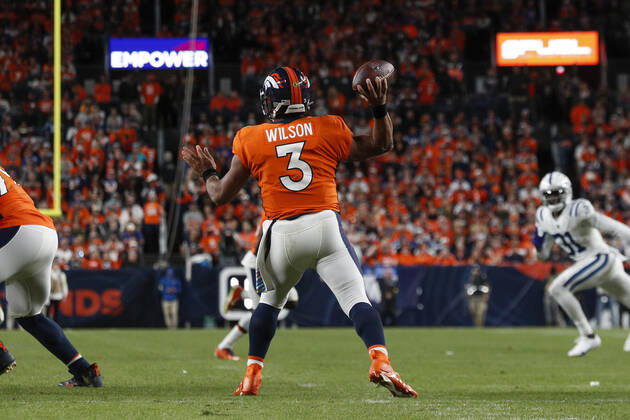 DENVER, CO - OCTOBER 06: Denver Broncos quarterback Russell Wilson (3) passes the ball during an NFL, American Football Herren, USA game between the Indianapolis Colts and the Denver Broncos at Empower Field at Mile High on October 06, 2022 in Denver, Colorado. (Photo by Brandon Sloter Icon Sportswire) NFL: OCT 06 Colts at Broncos Icon221006157